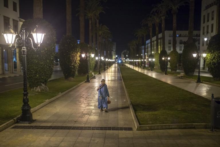 Une femme marchant dans les rues vides pendant le couvre-feu © AP Photo/Mosa'ab Elshamya