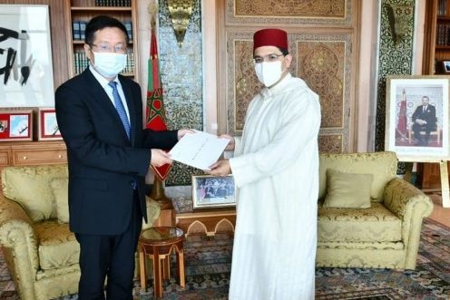 Li Changlin, nouvel ambassadeur de la Chine au Maroc, présentant la copie figurée de sa lettre de créance à Nasser Bourita, ministre des Affaires étrangères © DR