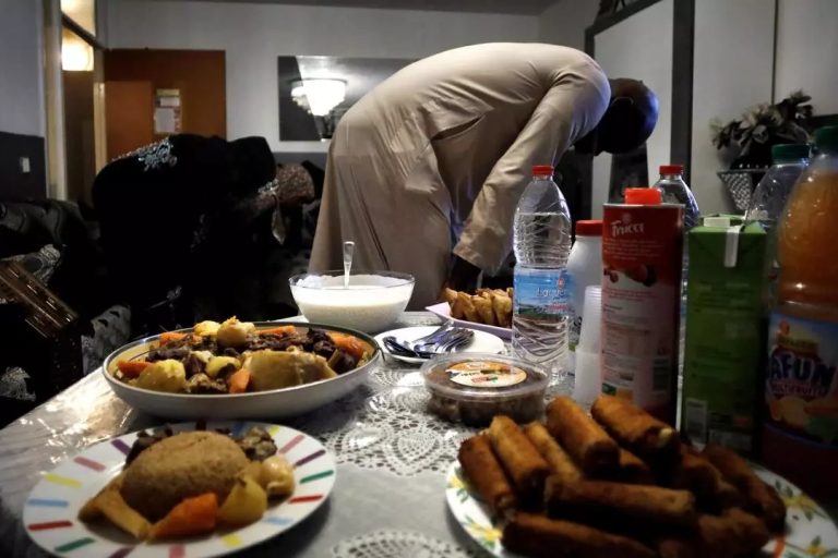 Une famille célèbre la rupture du jeûne du mois de ramadan © AFP