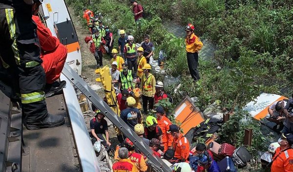 Des sauveteurs portent secours à des passagers du train, le 2 avril 2021, près de la ville côtière de Hualien, à Taïwan © CGTN