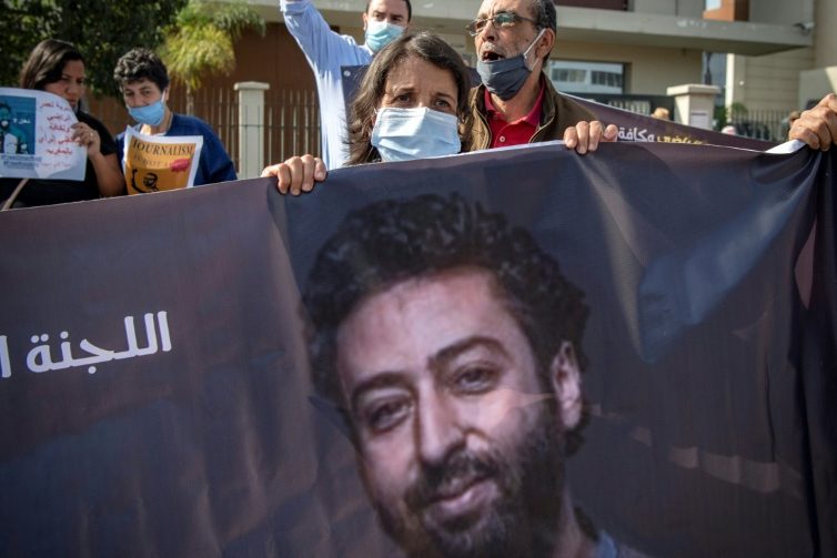 Un portrait du journaliste marocain détenu Omar Radi, lors d'une manifestation de soutien en septembre 2020 à Casablanca © AFP