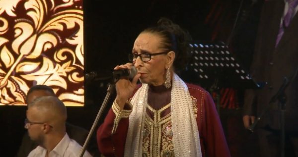 Hajja Hamdaouia, l'icône de la chanson populaire marocaine, sur la scène du Festival des musiques andalouses à Essaouira, en 2018 © capture d'ecran/Festival Essaouira