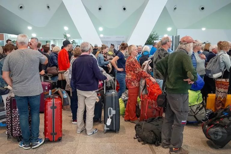 Des passagers attendent leurs vols à l’aéroport de Marrakech, le 15 mars 2020 © AFP