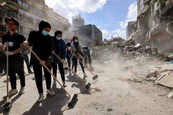 Des volontaires palestiniens aident à retirer les gravats et à nettoyer une rue de Gaza, le 23 mai 2021 © AFP