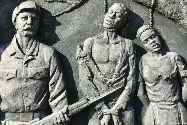 Un monument rappelle, à Windhok, les atrocités commises par les colons allemands en Namibie © DR