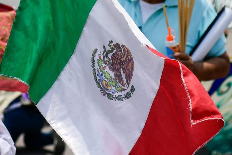 Un drapeau mexicain lors d’une manifestation, à Mexico le 2 mai © AFP