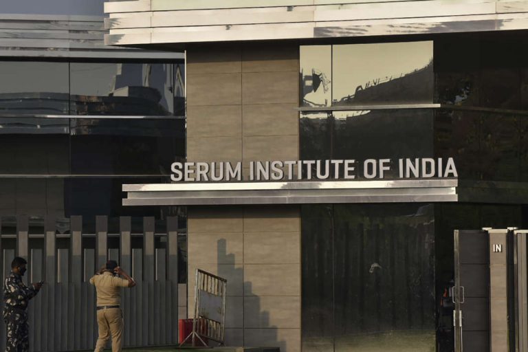 Devant le Serum institute of India, le 11 janvier 2021 © AFP