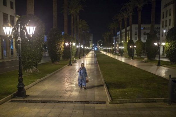 Une femme marchant dans les rues vides de Rabat pendant le couvre-feu, le 31 décembre 2020 © AP Photo/Mosa'ab Elshamy