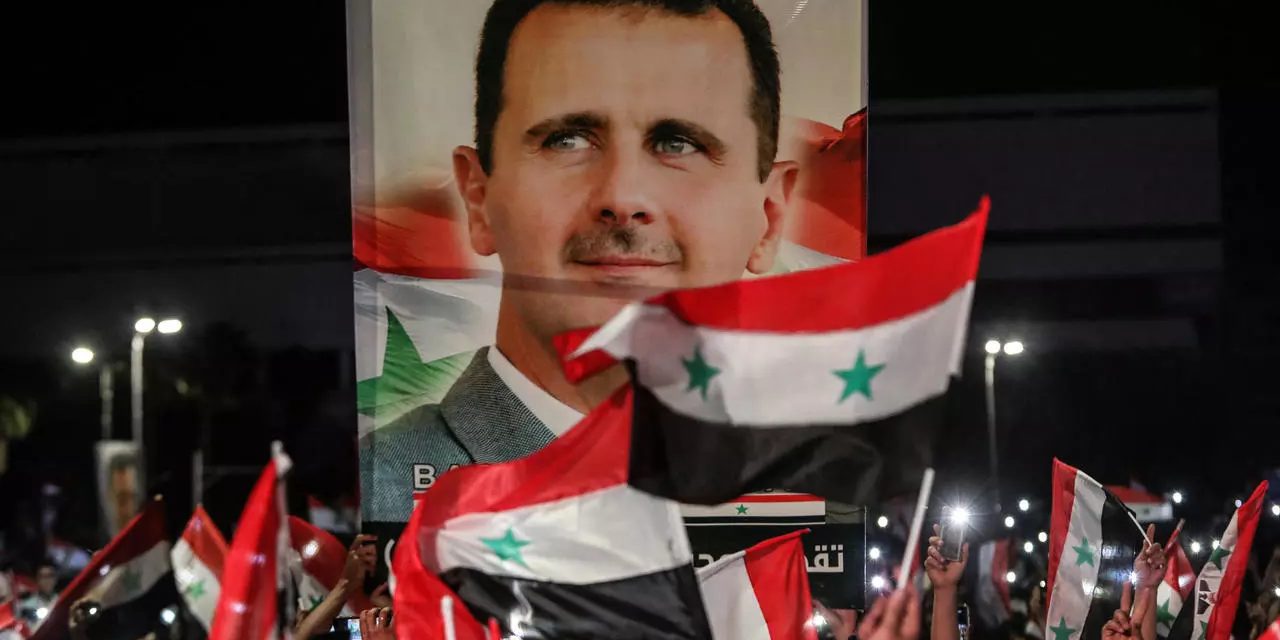 Des partisans de Bachar al-Assad fêtent l'annonce de sa victoire dans les rues de Damas, le 27 mai 2021 © Louai Beshara, AFP