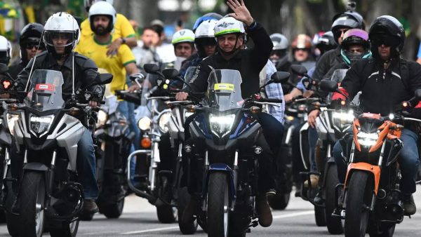 Le président brésilien Jair Bolsonaro salue ses partisans lors d'une parade à moto, le 23 mai 2021 © AFP