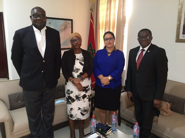 Imane Ouaadil, l’ambassadrice du Maroc au Ghana, en compagnie de Ben Nunoo Mensah, le président du Comité olympique ghanéen (COG), Sahnoon Mohammed, le secrétaire général du GOC, et l’assistante Farida Iddriss © Twitter