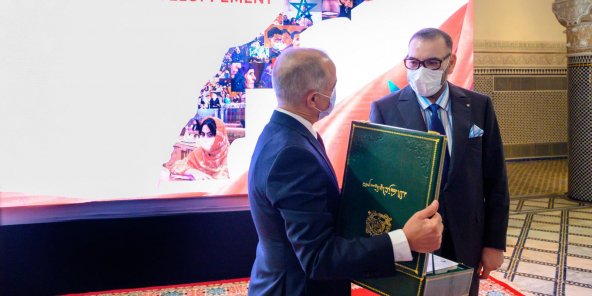 Chakib Benmoussa présentant le rapport du nouveau modèle de développement au roi Mohammed VI © DR