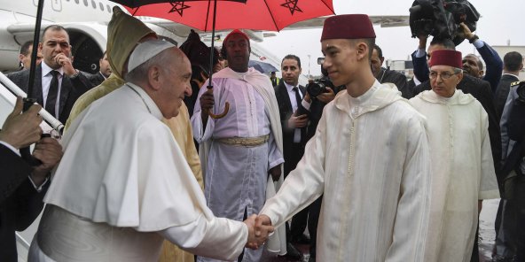 Le prince héritier Moulay El Hassan (droite) saluant le pape François, samedi 30 mars 2019 à Rabat © Fadel Senna/AP/SIPA