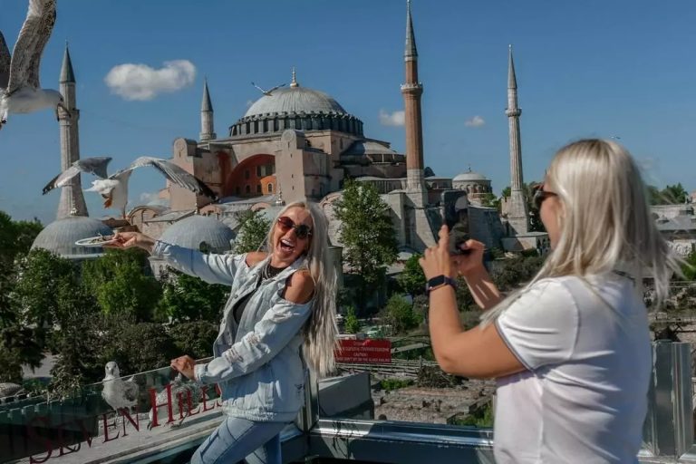Une touriste ukrainienne pose pour une photo près de la mosquée Sainte-Sophie à Sultanahmet à Istanbul, le 9 mai 2021 © AFP