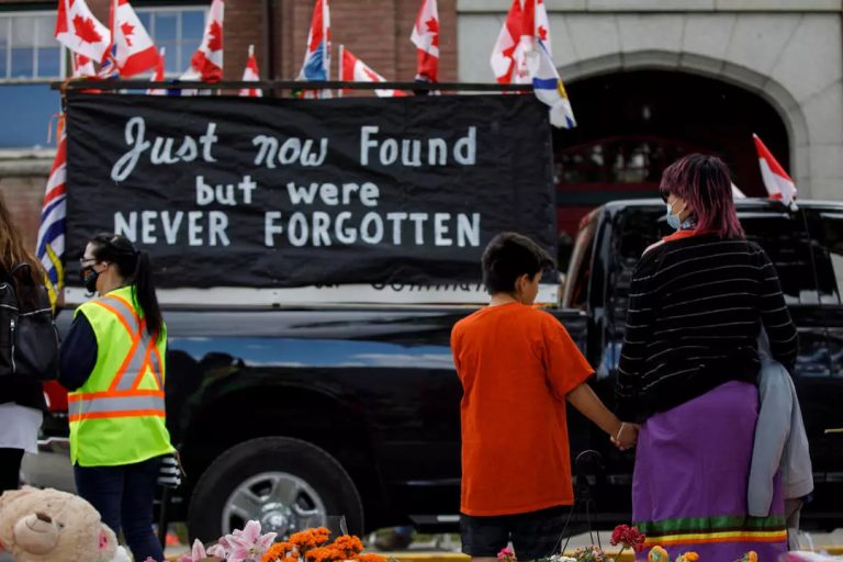 Les hommages se sont multipliés après la découverte de 215 dépouilles d'enfants à proximité du site d'un ancien pensionnat autochtone, au Canada. © Cole Burston, AFP