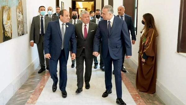 Le Premier ministre irakien Moustafa al-Kazimi (D) reçoit le président égyptien Abdel Fattah al-Sissi (G) et le roi Abdallah II de Jordanie dans la capitale Bagdad, le 27 juin 2021. © AFP, HO, service de presse du Premier ministre irakien