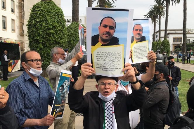 Manifestation de soutien au journaliste Soulaimane Raissouni devant le Parlement, à Rabat, le 25 mai 2021 © Reuters