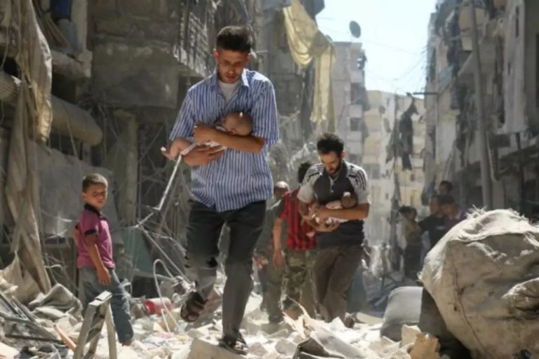 Des civils syriens dans la ville d'Alep, le 11 septembre 2016 © AFP