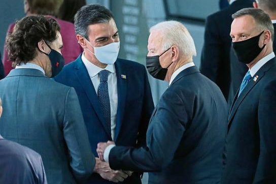  Joe Biden et Pedro Sánchez ont une brève conversation d'environ 30 secondes dans un couloir de l'OTAN © Europa Press / EP