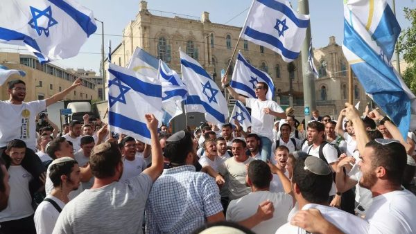 Le 10 mai 2021, des Israéliens agitent des drapeaux nationaux lors d'un défilé de la Journée de Jérusalem, à Jérusalem. © Ariel Schalit, AP