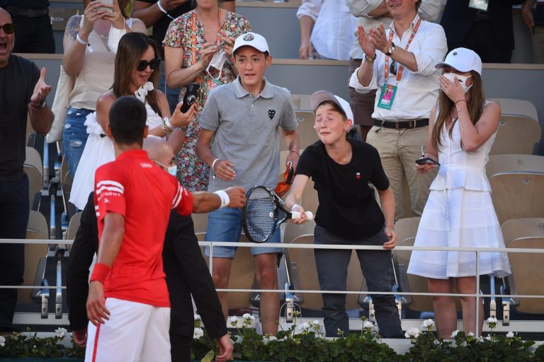 Novak Djokovic offre sa raquette, avec laquelle il venait de remporter le tournoi, à un enfant présent dans les tribunes © Roland-Garros