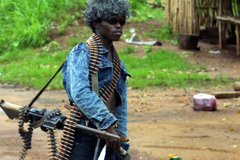 Un des miliciens du président Charles Taylor, en juin 2003 © AFP/ISSOUF SANOGO