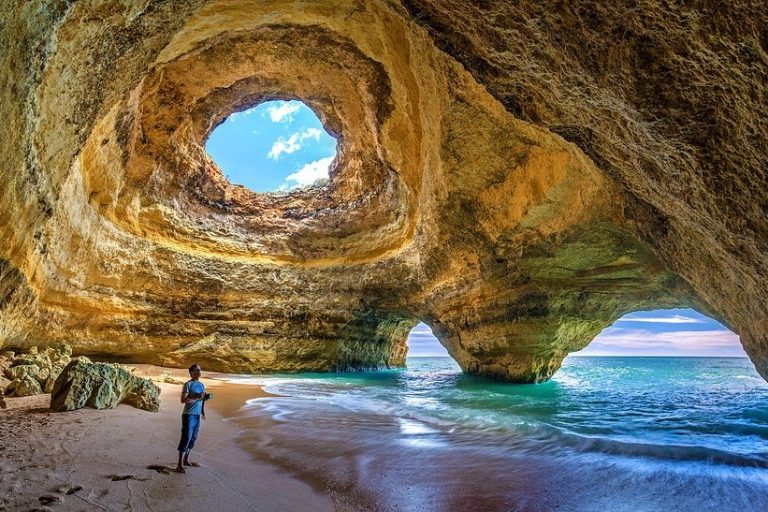 Benagil au Portugal, l'une des plus belles grottes marines du monde © DR