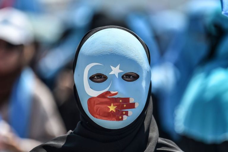 Une manifestante à Istanbul en Turquie en soutien aux musulmans ouïghours, le 5 juillet 2018, devant le consulat chinois © AFP
