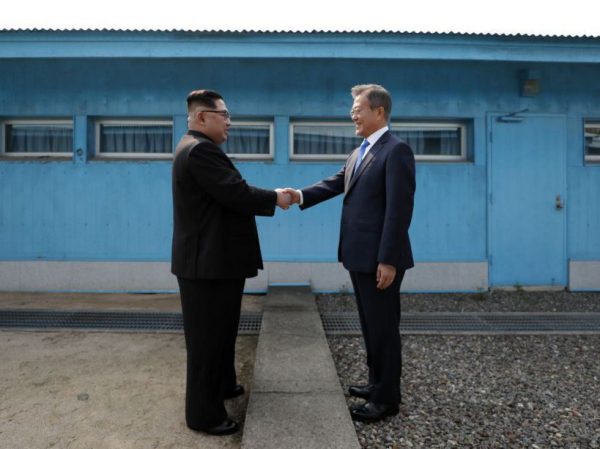 Le dictateur nord-coréen Kim Jong-un et le président sud-coréen Moon Jae-in se serrent la main à la frontière de leurs deux pays, dans le village de Panmunjom, le 27 avril © AFP