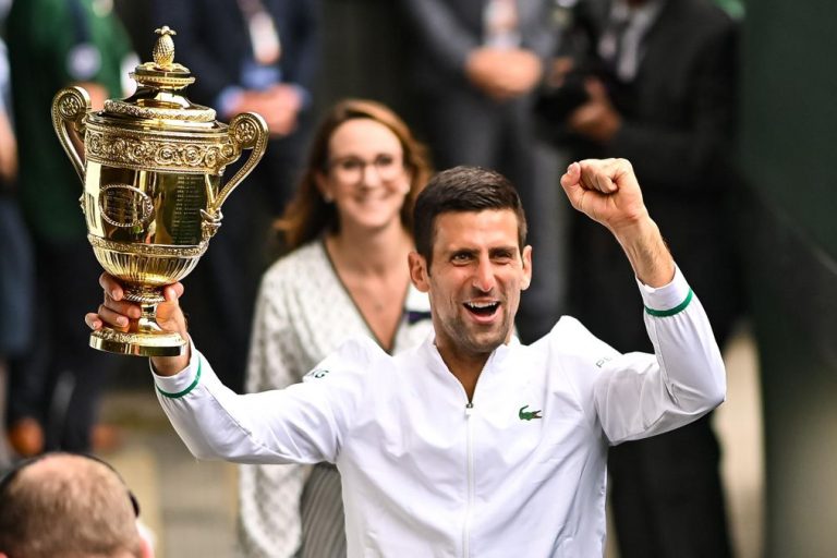 Novak Djokovic brandit le trophée de Wimbledon ce dimanche, son vingtième titre du Grand Chelem. Le Serbe est désormais l'égal de Roger Federer et de Rafael Nadal © Melville/Reuters