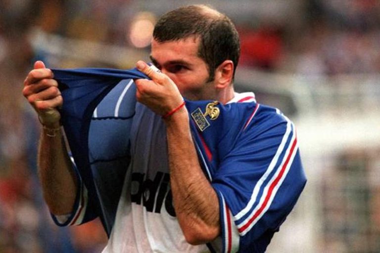 Zinédine Zidane lors de la finale de la Coupe du monde de football face au Brésil, le 12 juillet 1998 au Stade de France à Saint-Denis © AFP
