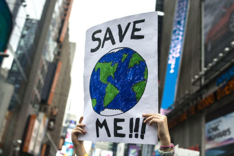 Dans de nombreux pays, la mobilisation citoyenne contre l'inaction des États face au réchauffement climatique ne faiblit pas © Timothy Fadek / Bloomberg via Getty Images