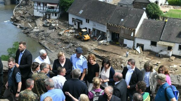 La chancelière allemande Angela Merkel (troisième en partant de la gauche, rangée du haut) s'est rendue le 18 juillet 2021 à Schuld, village ravagé par les inondations meurtrières © Christof Stache, pool, AFP