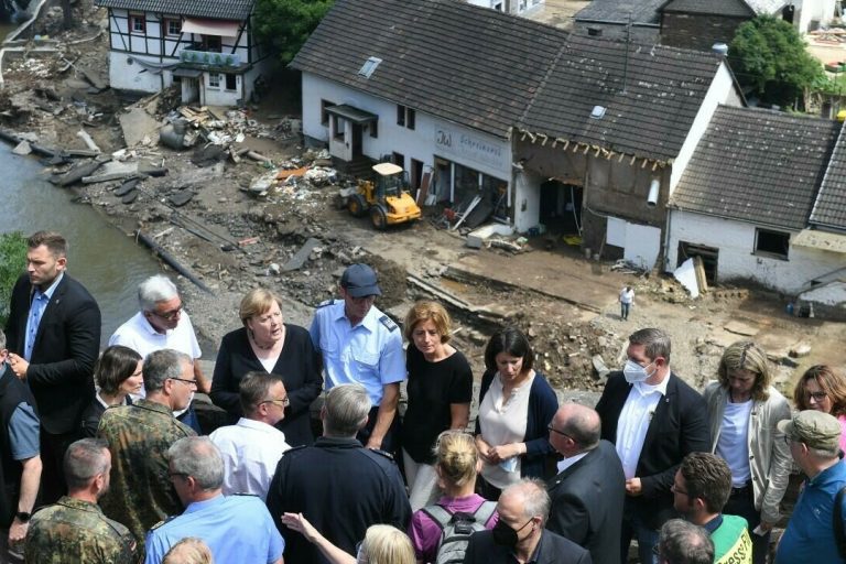 La chancelière allemande Angela Merkel (troisième en partant de la gauche, rangée du haut) s'est rendue le 18 juillet 2021 à Schuld, village ravagé par les inondations meurtrières © Christof Stache, pool, AFP