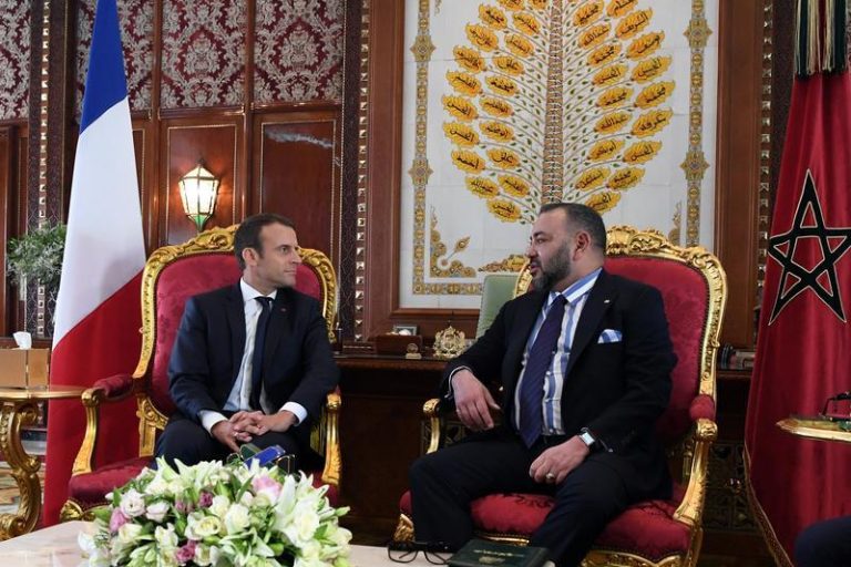 Le roi Mohammed VI en compagnie du président français Emmanuel Macron © DR