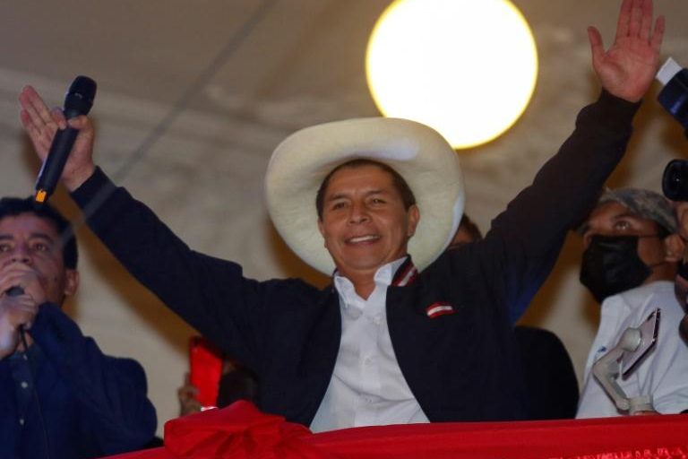 Pedro Castillo, président élu du Pérou, fête sa victoire depuis le balcon du siège de son parti à Lima, le 19 juillet 2021 © AFP