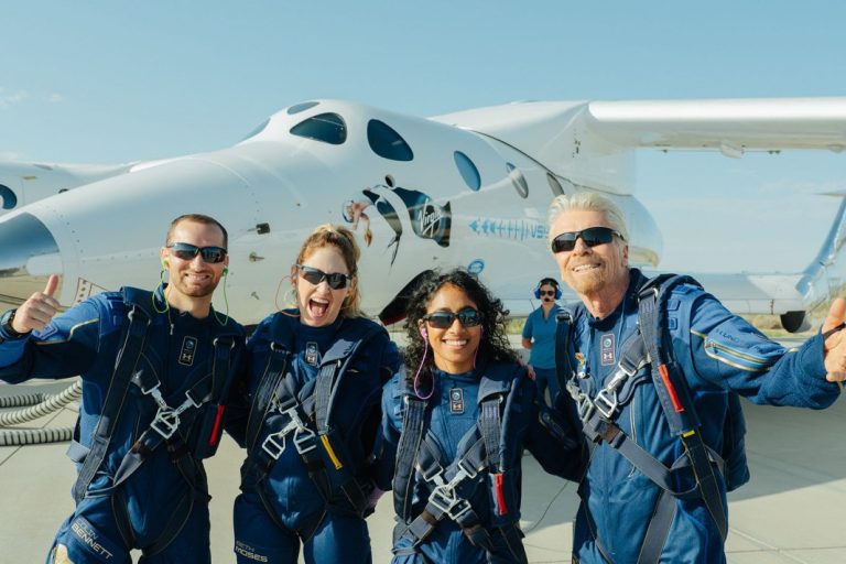 Le milliardaire Richard Branson a décollé ce dimanche pour le premier vol spatial touristique © Johannes EISELE / AFP