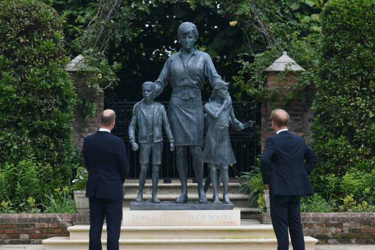Kensington Palace : les princes Harry et William dévoilent la statue de la princesse Diana