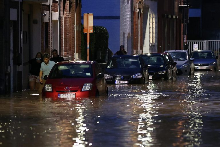 Belgique : une rivière de boue envahit la ville de Dinant