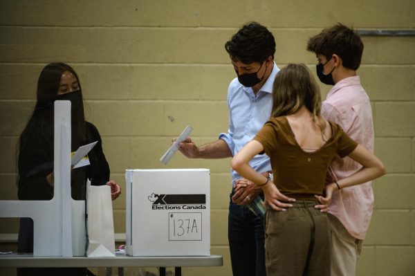 Justin Trudeau, Premier ministre canadien, vote sous le regard de sa famille, lors des élections législatives, à Montréal, au Canada, le 20 septembre 2021 © AFP