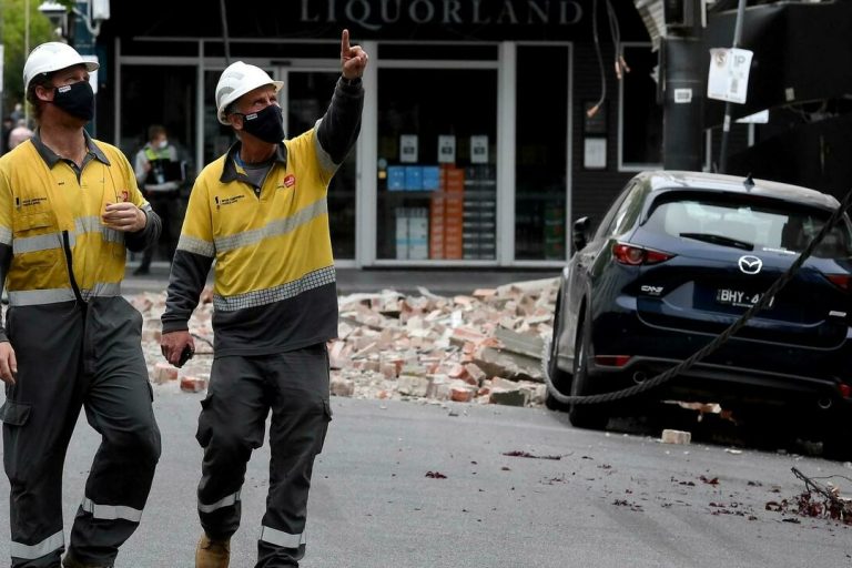 Des secouristes examinent un bâtiment endommagé dans le quartier commercial de Chapel Street, à Melbourne, le 22 septembre 2021. © William West, AFP