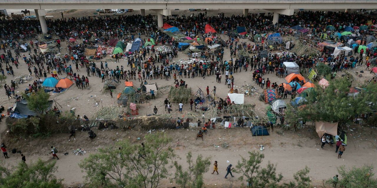 Des milliers de migrants campent sous un pont de Del Rio au Texas à proximité de la frontière mexicaine, le 18 septembre. © Adrees Latif, Reuters
