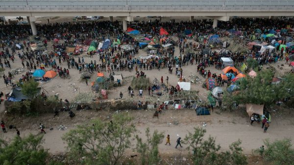 Des milliers de migrants campent sous un pont de Del Rio au Texas à proximité de la frontière mexicaine, le 18 septembre. © Adrees Latif, Reuters