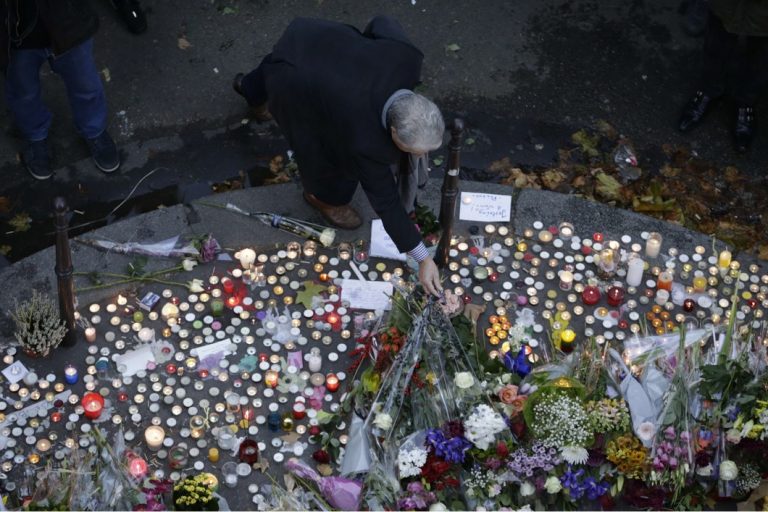 Hommage aux victimes des attentats terroristes de Paris, en France © AFP