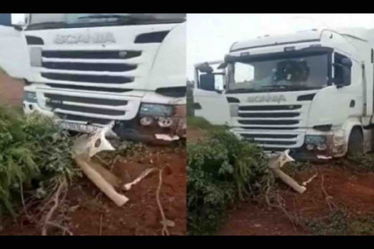 Le camion que conduisait les deux chauffeurs marocains qui ont été tués au Mali, le samedi 11 septembre 2021 © DR