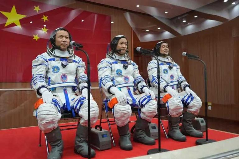 Les trois astronautes chinois le jour de leur départ à bord de Shenzou-12, le 17 juin 2021 © Chine Nouvelle/Sipa