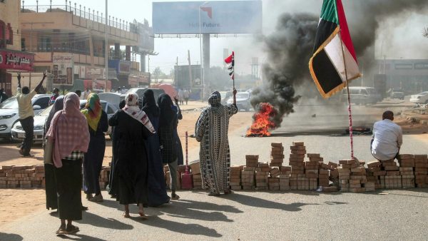 Coup d’État au Soudan : l’armée dissout le gouvernement civil et arrête les dirigeants