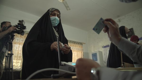 Une Irakienne au bureau de vote