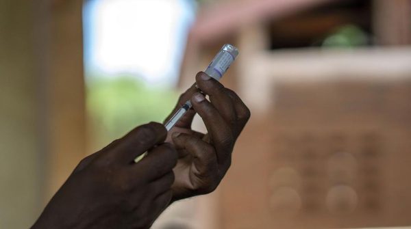 L’OMS approuve le premier vaccin contre le paludisme