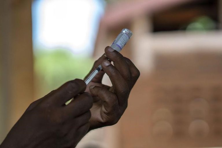 L’OMS approuve le premier vaccin contre le paludisme